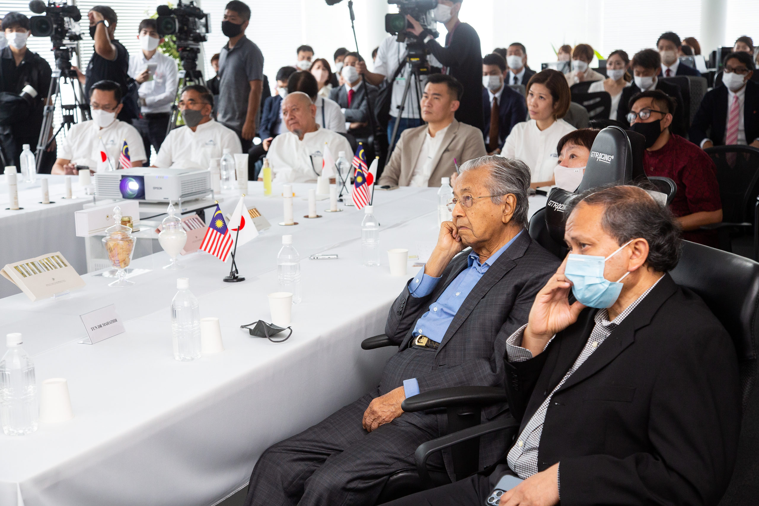 発表を聞くマハティール氏